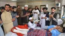 Wakil ketua Majelis Tinggi Parlemen Pakistan, Maulana Abdul Ghafoor Haideri (tengah) mendoakan seorang korban ledakan bom bunuh diri di sebuah rumah sakit pemerintah di Quetta, Selasa (16/5). (AFP FOTO / BANARAS KHAN)