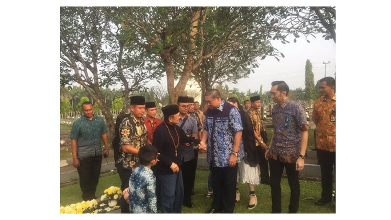 Momen Haru Pertemuan Habibie dan SBY Saat Ziarah di Makam Istri