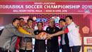 Direktur Utama PT GTS, Joko Driyono (tengah) berfoto bersama para sponsor saat peluncuran Torabika Soccer Championship 2016 di Hotel Mulia, Jakarta, Senin (18/4/2016). TSC diikuti 18 klub sepakbola professional Indonesia. (Liputan6.com/Helmi Fithriansyah)