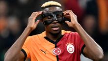 Penyerang Galatasary asal Nigeria, Victor Osimhen, menyesuaikan topengnya setelah mencetak gol pada Liga Europa, fase Liga - Matchday 4, melawan Tottenham di Ali Sami Yen Spor Complex di Istanbul pada 7 November 2024. (Ozan KOSE / AFP)