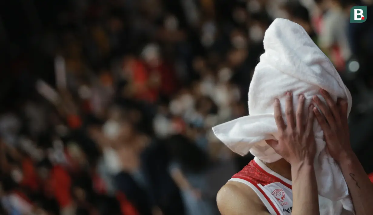 Reaksi kecewa pemain Timnas Basket Indonesia, Derrick Michael Xzavierro saat matchday kedua Grup A FIBA Asia Cup 2022 antara Timnas Basket Indonesia melawan Timnas Basket Yordania di Istora Senayan, Jakarta, Kamis (14/07/2022). (Bola.com/Bagaskara Lazuardi)