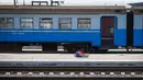 Seorang korban tergeletak di peron setelah serangan roket di stasiun kereta api di kota timur Kramatorsk, di wilayah Donbass (8/4/2022). Sekitar 50 orang tewas dan lebih dari 100 terluka dalam serangan roket di stasiun kereta api kata kepala perusahaan kereta api. (AFP/Anatolii Stepanov)