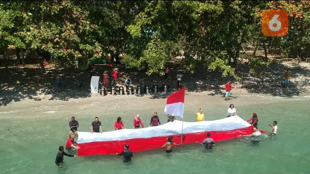 Pengibaran bendera merah putih bawah laut