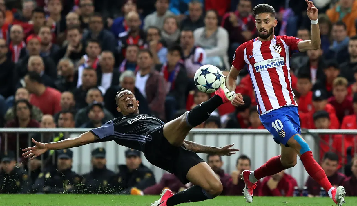 Bek Real Madrid, Danilo berusaha merebut bola yang dibawa gelandang Yannick Ferreira Carrasco di leg kedua semifinal Liga Champions di Stadion Vicente Calderon, Spanyol (10/5). Real Madrid akan bertemu Juventus di Final. (AFP Photo/Cesar Manso)