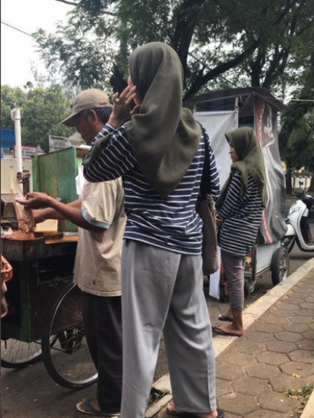 6 Momen Tak Sengaja Orang Pakai Baju Sama di Trotoar Jalan Ini Kocak