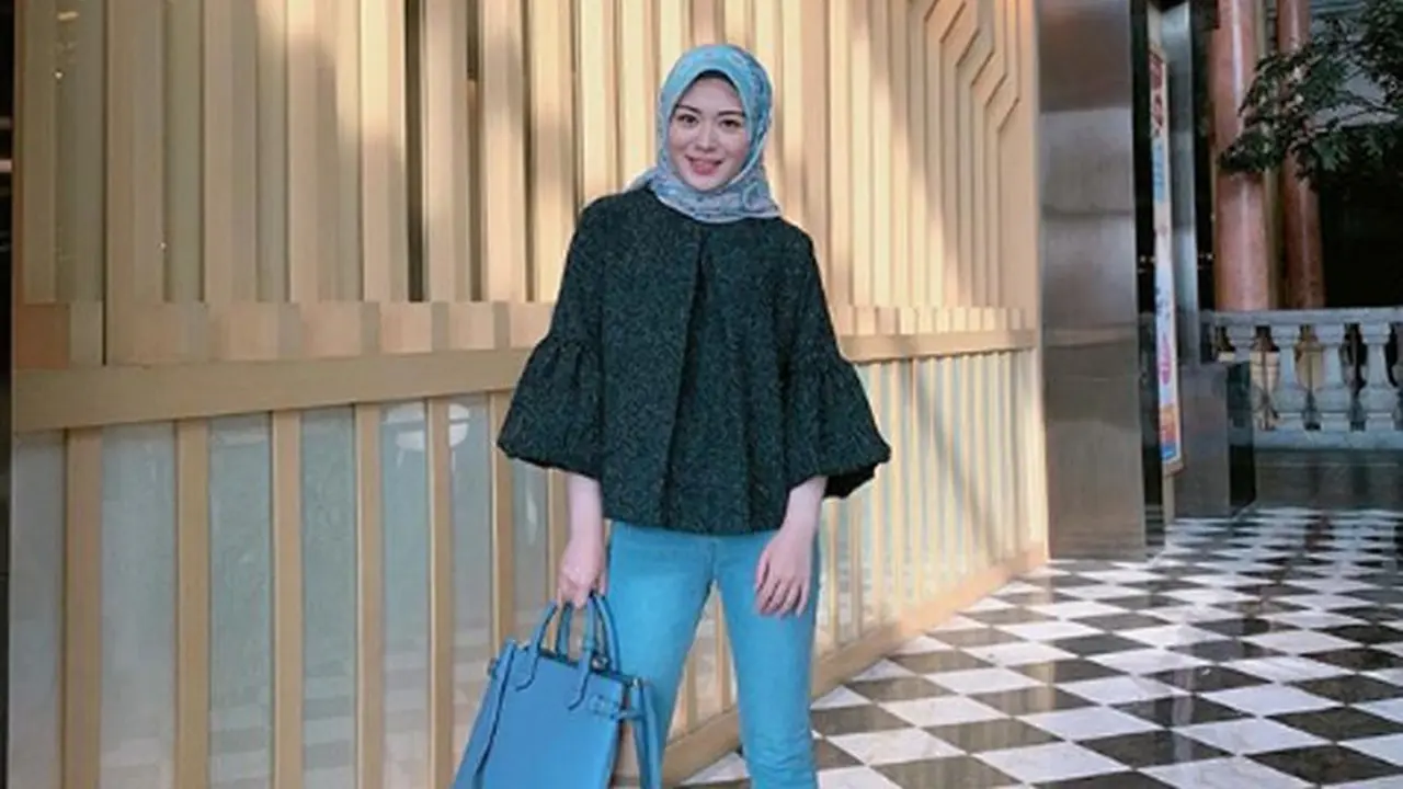 Gaya busana ala hijaber Korea Ayana Moon