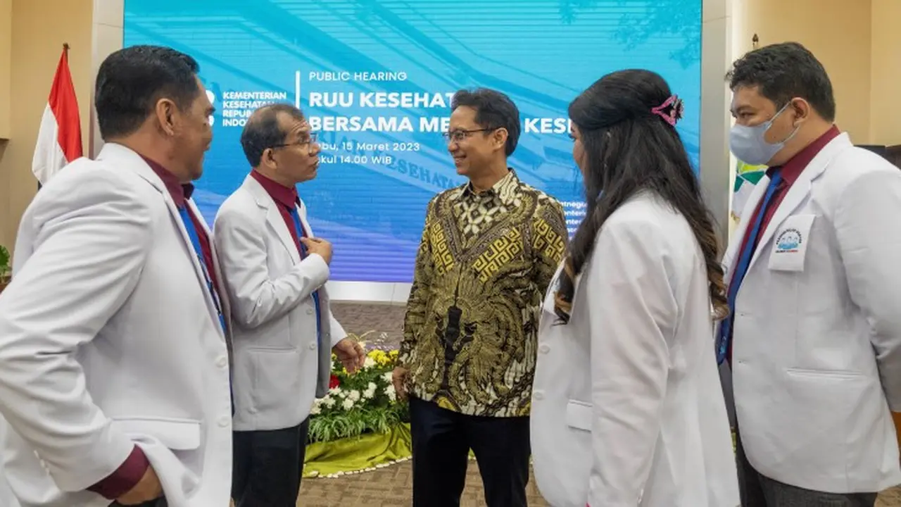 Menteri Kesehatan RI Budi Gunadi Sadikin berdiskusi dengan sejumlah stakeholder saat melakukan Public Hearing terkait penyusunan RUU Kesehatan di Gedung Kemenkes RI Jakarta pada Rabu, 15 Maret 2023. (Dok Kementerian Kesehatan RI)