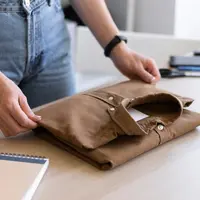 Ilustrasi seseorang yang sedang melipat baju (Foto dok : Freepik/freepik).