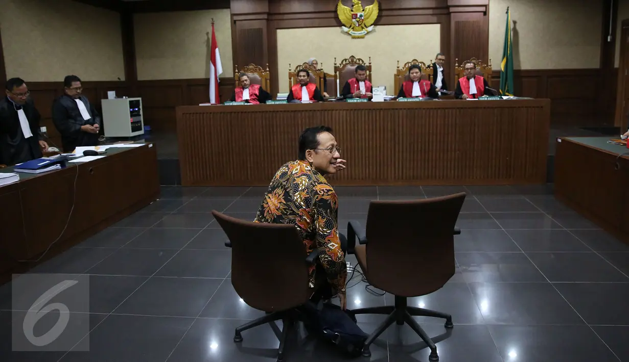 Mantan Ketua DPD Irman Gusman menjalani sidang perdana di Pengadilan Tindak Pidana Korupsi (Tipikor) Jakarta, Selasa (8/11). Irman Gusman menjalani sidang dengan agenda pembacaan dakwaan dari jaksa penuntut umum. (Liputan6.com/Johan Tallo)