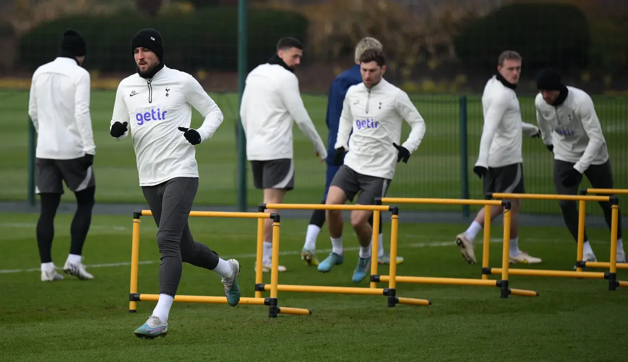Para pemain Tottenham Hotspur melakukan pemanasan selama sesi latihan tim di Tottenham Hotspur Football Club Training Ground, di Enfield, utara London pada 7 Maret 2023. Pada leg pertama babak 16 Liga Champions di San Siro, Milan menaklukkan Tottenham 1-0 lewat gol cepat Brahim Diaz. Namun, dia bakal absen di leg kedua akibat cedera.(AFP/Daniel Leal)