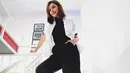 Monochrome look yang dibawakan oleh Najwa Shihab melalui kemeja putih yang berkolaborasi dengan inner dan celana kulot berwarna hitam sangat cocok sneakers nike. (instagram/najwashihab)