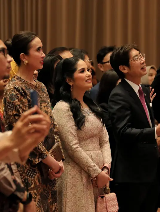 Rambut panjang Annisa digerai dengan gaya curly dan sedikit dijepit di bagian kanan dan kiri [@agusyudhoyono]