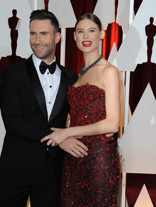 Meski mereka mengalami pasang surut hubungan rumah tangga yang simpang siur terjadi padanya. Namun tak ada yang menghalangi rasa cinta Adam Levine pada Behati Prinsloo. (AFP/Bintang.com)