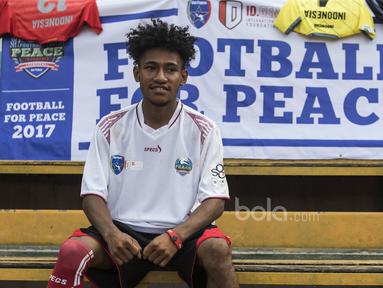 Uni Papua mengadakan turnamen sepak bola tujuh lawan tujuh bertajuk Football For Peace di Stadion Soemantri Brodjonegoro, Jakarta, Minggu (21/5/2017). Turnamen ini diadakan untuk menyuarakan kedamaian melalui sepak bola(Bola.com/Vitalis Yogi Trisna)