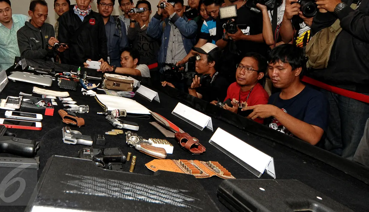 Wartawan mengambil gambar barang bukti yang diamankan petugas Narkoba Bareskrim Polri dari penangkapan Reza Alexander Prawiro, Jakarta, Senin (3/8/2015). Mantan kekasih artis Luna Maya itu ditangkap saat pesta narkoba. (Liputan6.com/Yoppy Renato)