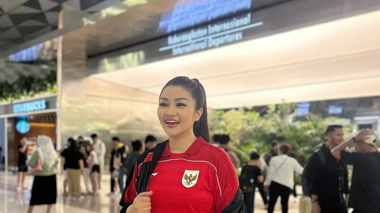 6 Potret Fitri Carlina Berangkat ke Australia, Persiapan Kawal Timnas Indonesia