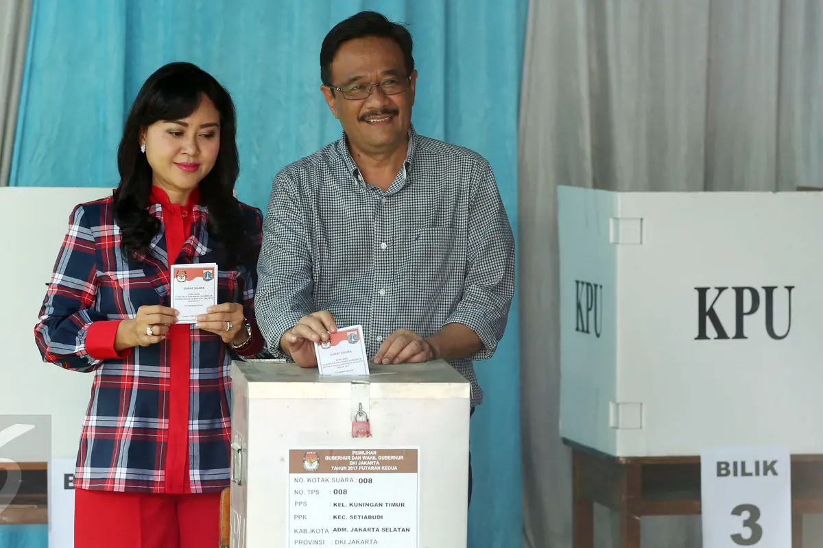 Didampingi Istri, Djarot Saiful Hidayat Nyoblos di TPS 8