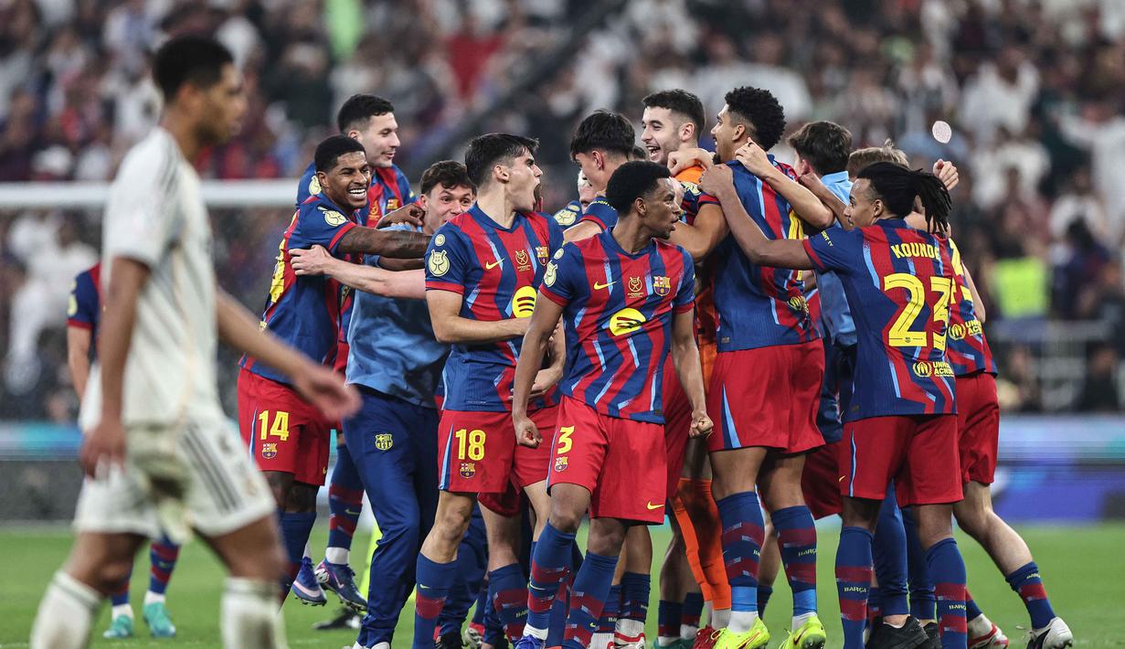 Laga final Piala Super Spanyol digelar di King Abdullah Sports City Stadium pada Minggu 11 Januari 2026 waktu setempat atau Senin 12 Januari 2026 dini hari WIB. Tampak dalam foto, para pemain FC Barcelona merayakan kemenangan pertandingan final Piala Super Spanyol melawan Real Madrid di King Abdullah Sports City Stadium, Jeddah pada Minggu 11 Januari 2026 waktu setempat atau Senin 12 Januari 2026 dini hari WIB. (Fadel SENNA/AFP)