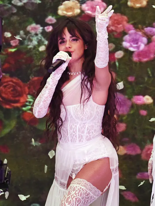 Penampilan Camila Cabello saat membawakan lagu  "Living Proof" di atas panggung American Music Awards 2019 Microsoft Theater di Los Angeles, California (24/11/2019). (Kevin Winter/Getty Images for dcp/AFP)