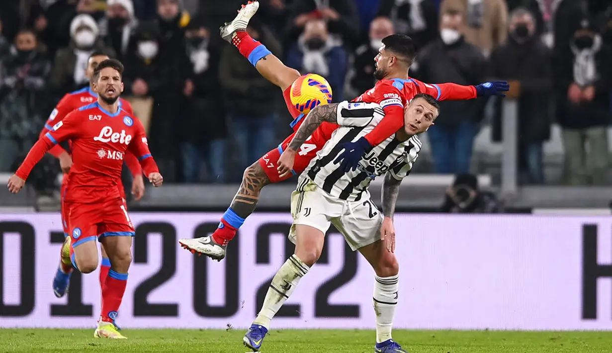 Pemain Juventus Federico Bernardeschi (kanan) berebut bola dengan pemain Napoli Lorenzo Insigne pada pertandingan sepak bola Serie A Liga Italia di Allianz Stadium, Turin, Italia, 6 Januari 2022. Pertandingan berakhir 1-1. (Fabio Ferrari/LaPresse via AP)