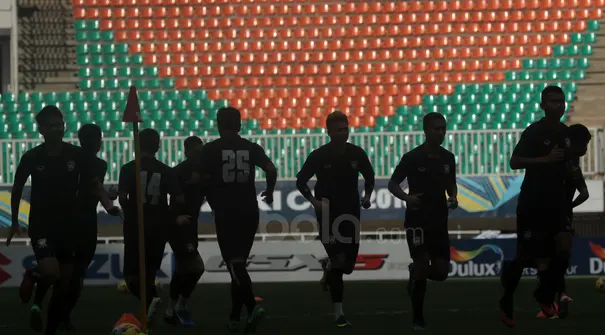 Para pemain Thailand menjalani latihan uji coba lapangan jelang leg pertama Final Piala AFF 2016  di Stadion Pakansari, Bogor (13/12/2016).  (Bola.com/Nicklas Hanoatubun)