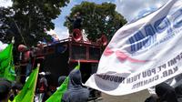 Sejumlah elemen buruh yang terdiri dari 16 serikat pekerja berunjuk rasa meminta kenaikan upah minimum di depan Gedung Sate, Kota Bandung, Selasa (17/11/2020). (Liputan6.com/Huyogo Simbolon)