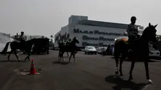 Puluhan polisi berkuda dikerahkan untuk mengamankan Rapat Paripurna RUU Pilkada di DPR, Jakarta, (25/9/14). (Liputan6.com/Johan Tallo)