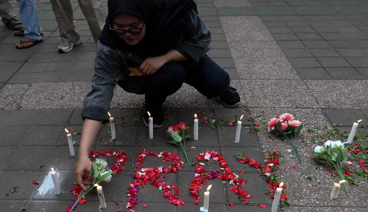 Hal ini sekaligus menjadi pengingat agar peristiwa serupa tidak terulang di masa depan. Tampak dalam foto, warga menyalakan lilin dan menabur bunga di area Stasiun Bekasi Timur, Bekasi, Jawa Barat, Kamis (30/4/2026). (Kapanlagi.com/Budy Santoso)