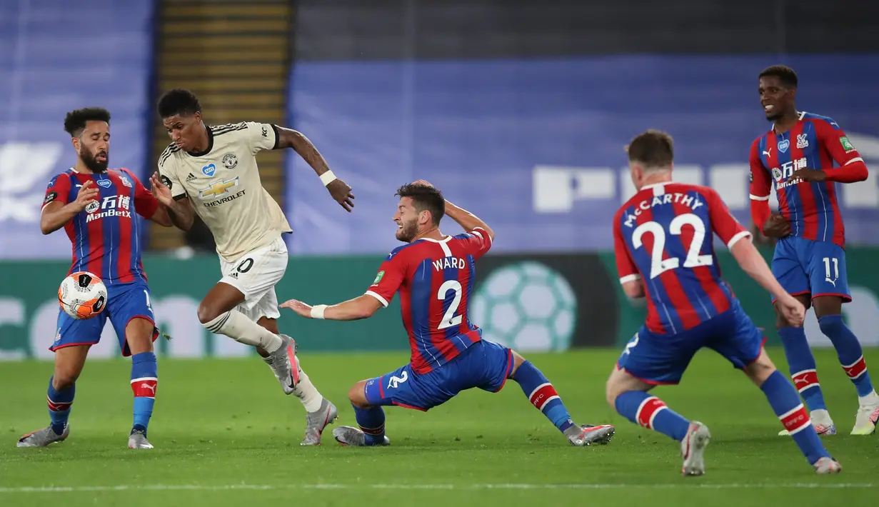 Penyerang Manchester United, Marcus Rashford (kedua kiri) beraksi saat bertandang ke markas Crystal Palace pada dalam laga Liga Inggris pekan ke-36 di Selhurst Park, London, Kamis (16/7/2020).  MU meraih kemenangan di kandang Crystal Palace dengan skor 2-0. (AP Photo/Peter Cziborra, Pool)