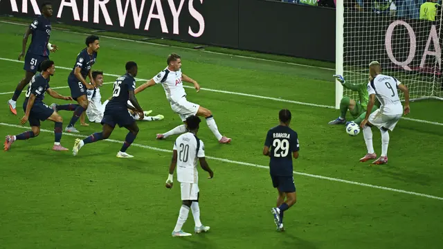 Bek Tottenham Micky van de Ven menjebol gawang PSG di laga Piala Super Eropa 2025 di Bluenergy Stadium, Kamis (14/08/2025). (AP Photo/Denes Erdos).