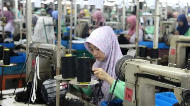 Banyaknya pabrik yang mempekerjakan perempuan menciptakan fenomena baru, Pamong Praja. (Foto: Liputan6.com/Dinhubkominfo PBG/Muhamad Ridlo)