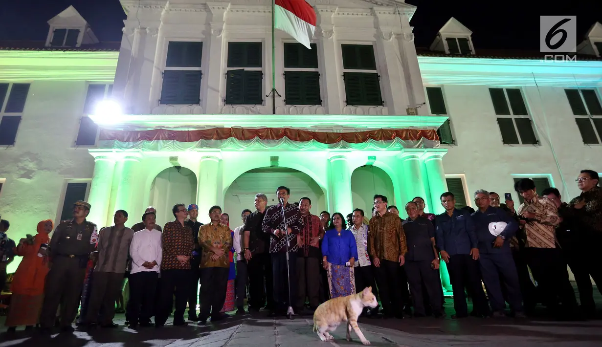 Gubernur DKI Jakarta, Djarot Saiful Hidayat memberi sambutan saat meresmikan revitalisasi Kawasan Kota Tua fase pertama, Kamis (5/10). Selain itu kawasan Gedung Kertaniaga, Museum Jakarta dan Lokbin Taman Intan juga diresmikan. (Liputan6.com/JohanTallo)