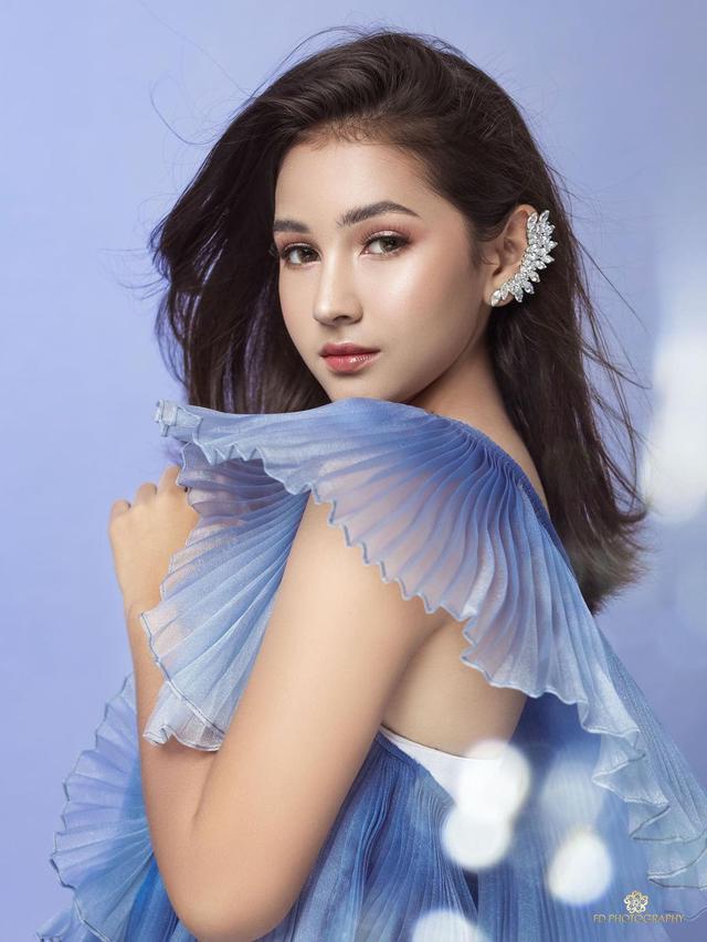 6 Gaya Pemotretan Terbaru Sandrinna Michelle, Tampil Anggun dengan Gaun Biru