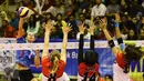 Pebola voli putri Jakarta Electrik PLN, Lindsay Stalzer melakukan smes ke tim Jakarta Pertamina Energi pada final four Proliga 2017di GOR C'Tra Arena, Bandung, Minggu (16/4). Jakarta Electrik PLN menang dengan skor 3-1. (Liputan6.com/Yoppy Renato)