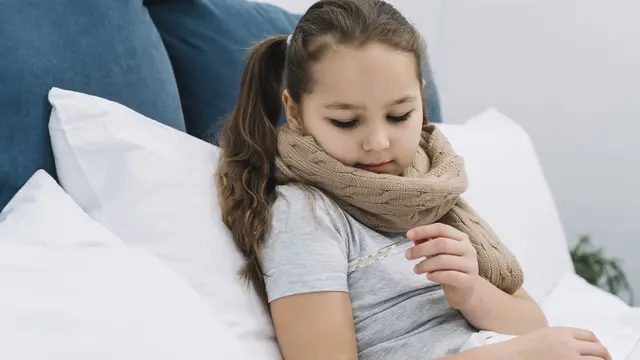 Kompres anak dengan handuk hangat untuk melancarkan peredaran darahnya