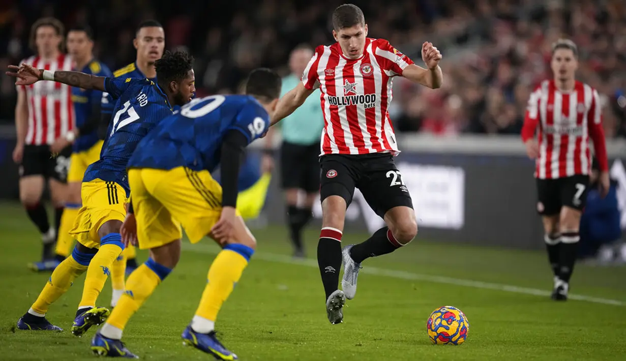 Pemain Brentford Vitaly Janelt (tengah) mengontrol bola saat melawan Brentford pada pertandingan sepak bola Liga Inggris di Brentford Community Stadium, London, 19 Januari 2022. Manchester United menang 3-1. (AP Photo/Matt Dunham)