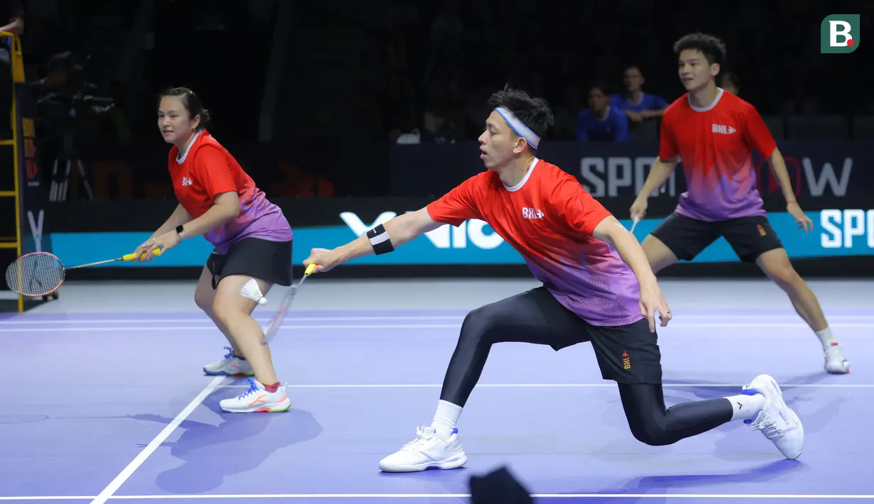 M Rian Ardianto (tengah) dari tim Rockets berusaha mengembalikan kok ke arah tim Lightning dalam laga pertama 3v3 Badminton XL 2025 di Istora Senayan, Jakarta, Sabtu (04/10/2025). (Bola.com/Bagaskara Lazuardi)