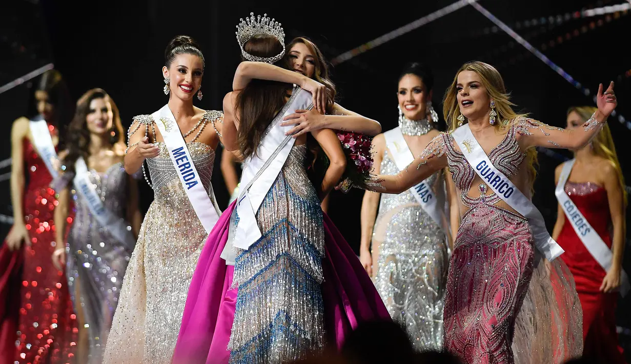 Diana Silva (tengah) yang mewakili negara bagian Distrito Capital berpelukan saat dinobatkan sebagai pemenang kontes kecantikan tahunan Miss Venezuela di Caracas, Venezuela, Kamis (17/11/2022). (AP Photo/Matias Delacroix)