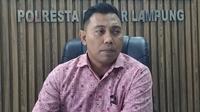 Kasatreskrim Polresta Bandar Lampung Kompol Dennis Arya Putra memberikan keterangan terkait pelimpahan perkara yang menyangkut oknum wartawan tersebut.