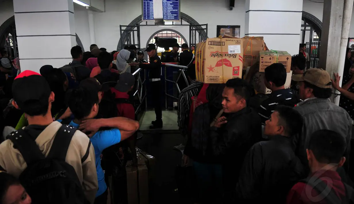 Jumat (18/7/14), stasiun Senen, Jakarta mulai dipadati para pemudik yang akan berangkat menuju sejumlah daerah di Pulau Jawa. (Liputan6.com/Johan Tallo)