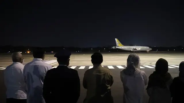 Menhan Prabowo Subianto kunjungi temui keluarga pilot pesawat TNI AU Kapten Anumerta Allan Safitra Indra Wahyudi yang gugur dalam insiden pesawat jatuh di Blora, Jawa Tengah. (Foto: Liputan6.com/Kemhan.go.id)