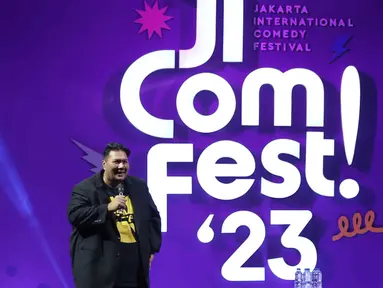 Komika Mo Sidik memeriahkan panggung Jakarta International Comedy Festival atau Jicomfest 2023 di Tennis Indoor Senayan, Jakarta, Jumat (15/12/2023). (Liputan6.com/Herman Zakharia)