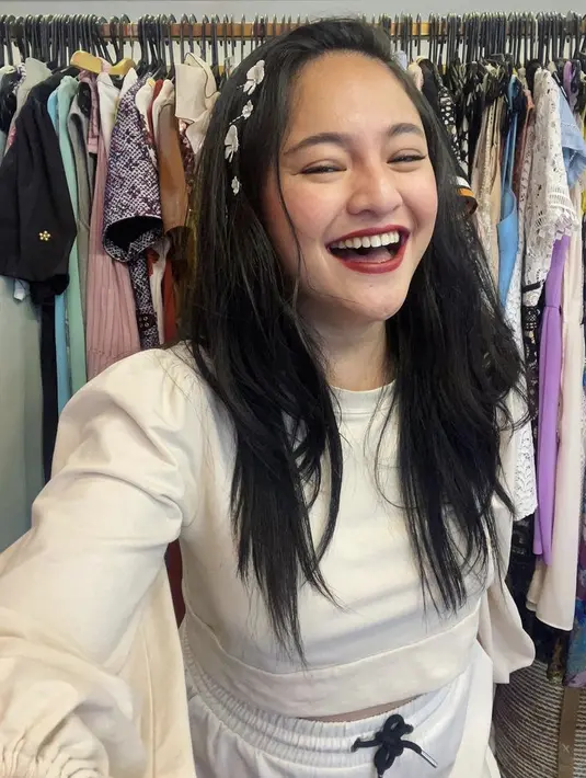 Tak hanya berawarna, Marshanda lun kerap tampil dengan rambut hitamnya. Seperti difoto ini, rambut panjang hitamnya ssmakin indah dengan hari clipnya. @marshanda99 