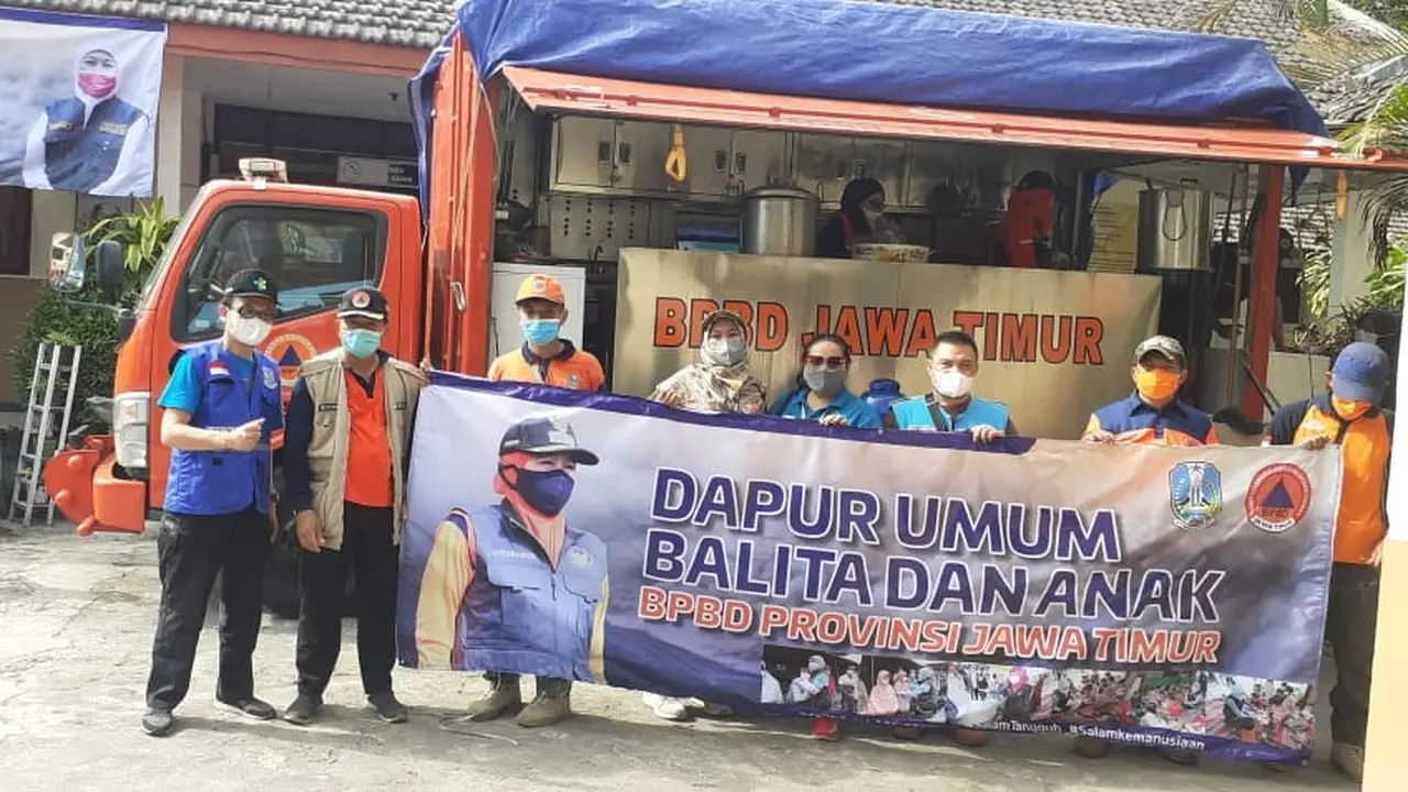 Pemprov Jatim menyediakan dapur umum khusus untuk anak pengungsi Semeru. (Dian Kurniawan/Liputan6.com)