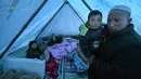 Wartawan AFP melihat keluarga-keluarga berlindung di tenda-tenda darurat yang dibangun dari tiang-tiang kayu dan terpal di luar masjid Majiahe di dekat pusat gempa. (Pedro Pardo / AFP)