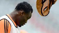 Aksi gelandang Chelsea asal Ghana Michael Essien di sesi latihan jelang final Liga Champions melawan Bayern Muenchen di Allianz Arena, Muenchen, 18 Mei 2012. AFP PHOTO / ADRIAN DENNIS