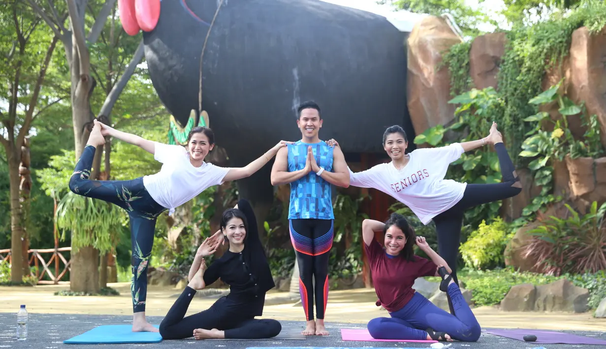 "Memang kita nggak show it. Akhirnya kita dibilang yang hura-hura saja, makan-makan enak saja, sebenarnya nggak kayak gitu," tutur Chacha saat ditemui di di kawasan Ancol, Jakarta Utara, Kamis (6/4/2017). (Adrian Putra/Bintang.com)