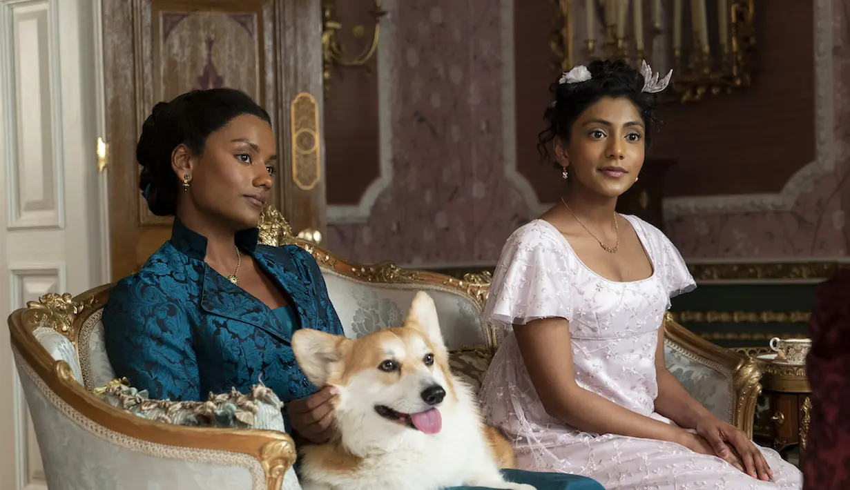 Kisah pencarian Anthony semakin memanas saat ia bertemu Kate Sharma (Simone Ashley) dan adiknya Edwina Sharma (Charithra Chandran) yang baru tiba dari India. (Foto: Netflix)