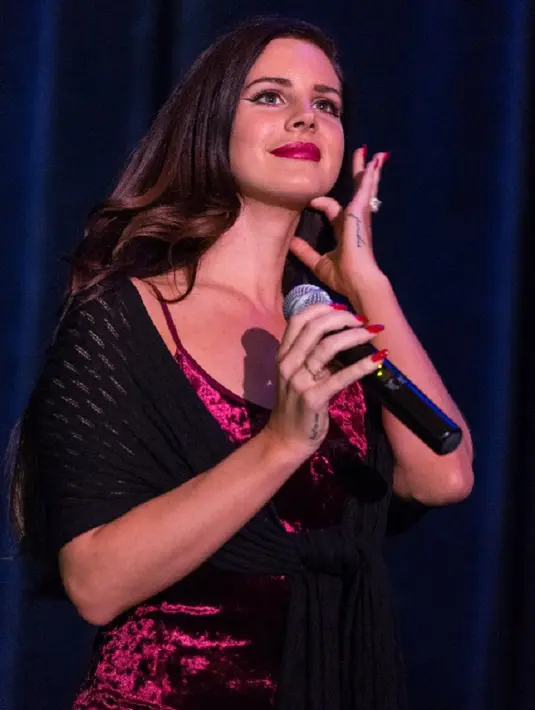 Video klip ini juga menampilkan adegan bawah air dari beberapa orang perempuan, termasuk sang penyanyi. (AFP/Bintang.com)