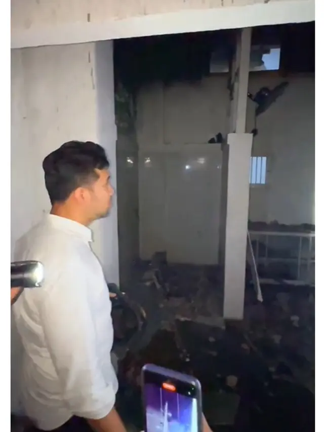 6 Potret Emil Dardak Pantau Kondisi Gedung Grahadi Pasca Dibakar dan Dijarah Massa